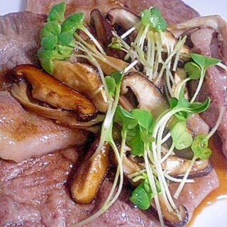 ❤　豚肉と椎茸のタレ炒め！カイワレのっけ　❤